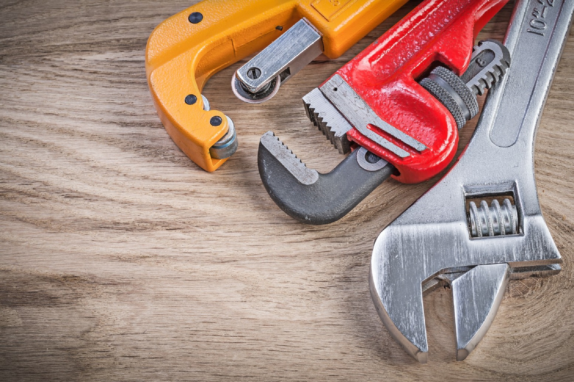 pipe-cutter-and-wrenches-on